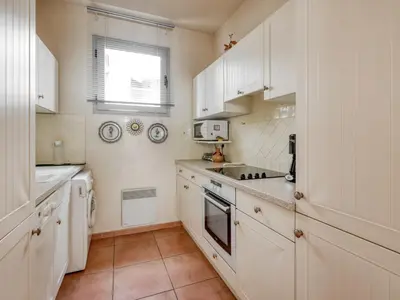 Cuisine ou kitchenette dans l'établissement Apartment Les allées du Cap-3 by Interhome