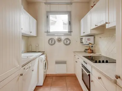 Cuisine ou kitchenette dans l'établissement Apartment Les allées du Cap-3 by Interhome