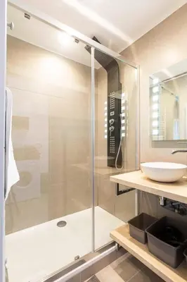 Salle de bains dans l'établissement Chez Dominique - 1 chbre Centre Antibes Migrainier T2 avec AC