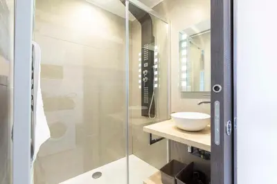 Salle de bains dans l'établissement Chez Dominique - 1 chbre Centre Antibes Migrainier T2 avec AC