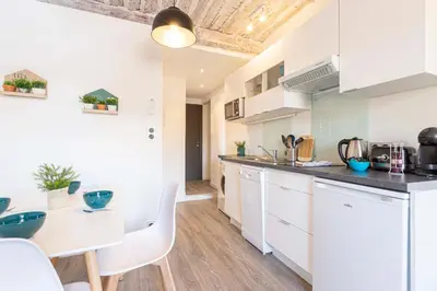 Cuisine ou kitchenette dans l'établissement Chez Dominique - 1 chbre Centre Antibes Migrainier T2 avec AC