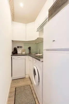 Cuisine ou kitchenette dans l'établissement Chez Dominique - 2 chbres 2-6pers centre Antibes Migrainier T3 with AC