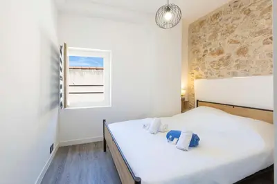 Un ou plusieurs lits dans un hébergement de l'établissement Chez Dominique - 2 chbres 2-6pers centre Antibes Migrainier T3 with AC