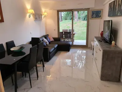 Télévision ou salle de divertissement dans l'établissement T3 A/C Côte d'Azur, Piscine, Plage à 350m, WIFI