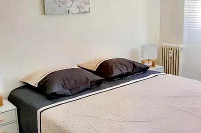 Un ou plusieurs lits dans un hébergement de l'établissement Appartement charmant avec vue sur la mer au Cannet - 58 m²