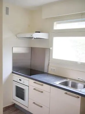 Cuisine ou kitchenette dans l'établissement Appartement charmant avec vue sur la mer au Cannet - 58 m²