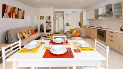 Cuisine ou kitchenette dans l'établissement L OLIVIER Modern and Bright Historic Center Gem, 150m from the beach