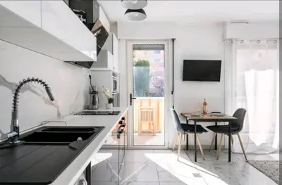 Cuisine ou kitchenette dans l'établissement Design loft Studio climatisé parking et piscine