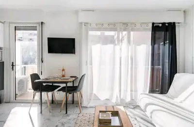 Télévision ou salle de divertissement dans l'établissement Design loft Studio climatisé parking et piscine