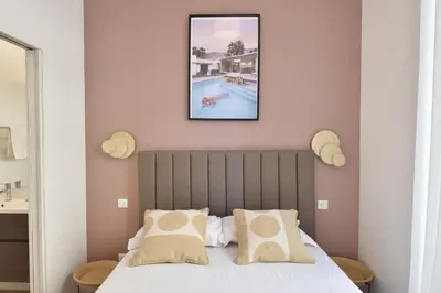 Un ou plusieurs lits dans un hébergement de l'établissement Modern 3-Br Apartment in City Center 5 Minutes from Palais and Beache