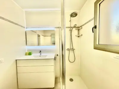 Salle de bains dans l'établissement Vezelay, by Welcome to Cannes