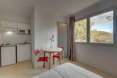 Cuisine ou kitchenette dans l'établissement City Résidence Sophia