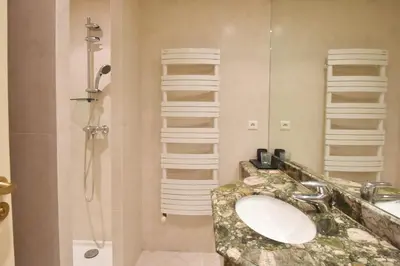 Salle de bains dans l'établissement Close to downtown Cannes swimming pool and sea view