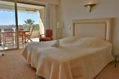 Un ou plusieurs lits dans un hébergement de l'établissement Close to downtown Cannes swimming pool and sea view