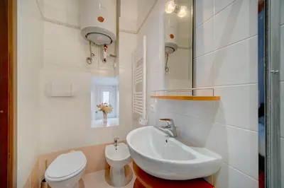 Salle de bains dans l'établissement Charmant 3 pièces rue d'Antibes