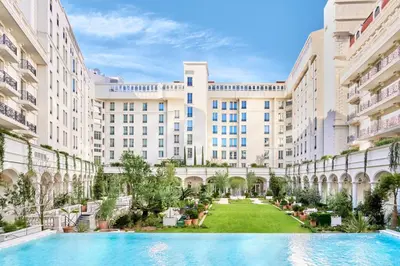 Piscine de l'établissement Carlton Cannes, a Regent Hotel ou située à proximité
