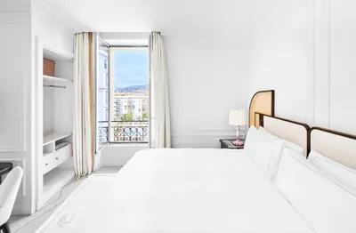 Un ou plusieurs lits dans un hébergement de l'établissement Carlton Cannes, a Regent Hotel