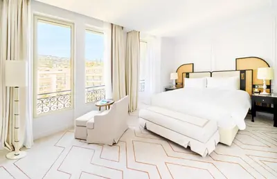 Un ou plusieurs lits dans un hébergement de l'établissement Carlton Cannes, a Regent Hotel