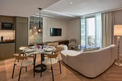 Télévision ou salle de divertissement dans l'établissement Carlton Cannes, a Regent Hotel