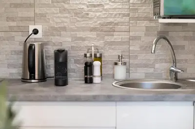 Plateau bouilloire dans l'établissement Appartement 2 pièces au calme proche Martinez avec parking privé