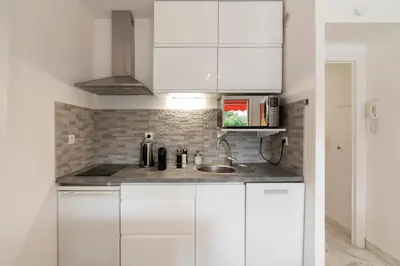 Cuisine ou kitchenette dans l'établissement Appartement 2 pièces au calme proche Martinez avec parking privé