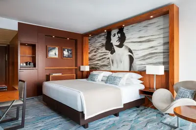 Un ou plusieurs lits dans un hébergement de l'établissement JW Marriott Cannes