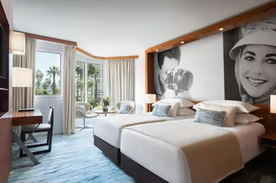 Un ou plusieurs lits dans un hébergement de l'établissement JW Marriott Cannes