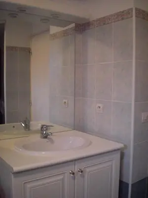 Salle de bains dans l'établissement Résidence avec piscine, plage à 100 m, Cannes et Juan les Pins à 5 min, WiFi