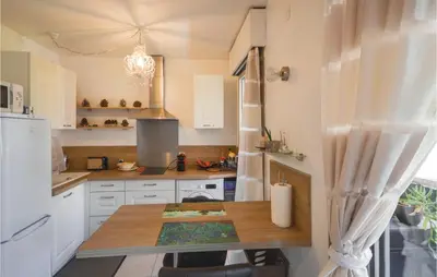 Cuisine ou kitchenette dans l'établissement Awesome Apartment In Vallauris