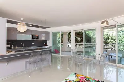 Cuisine ou kitchenette dans l'établissement MARTINEZ HOTEL AREA: Modern 3 bedrooms w/ terrace