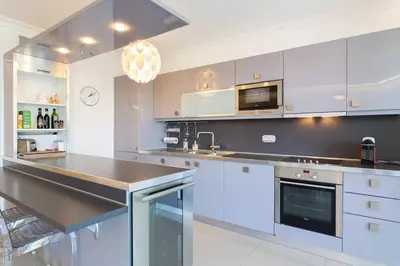 Cuisine ou kitchenette dans l'établissement MARTINEZ HOTEL AREA: Modern 3 bedrooms w/ terrace