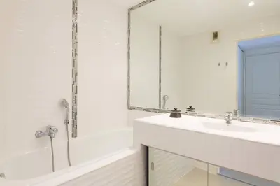 Salle de bains dans l'établissement MARTINEZ HOTEL AREA: Modern 3 bedrooms w/ terrace