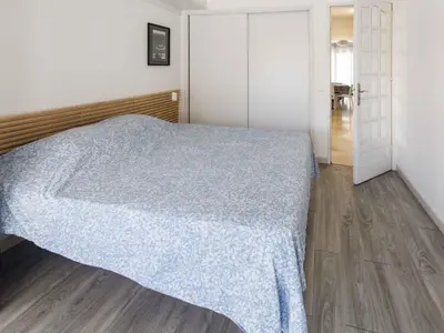 Un ou plusieurs lits dans un hébergement de l'établissement Spacieux logement en bord de mer