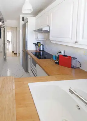 Cuisine ou kitchenette dans l'établissement Spacieux logement en bord de mer