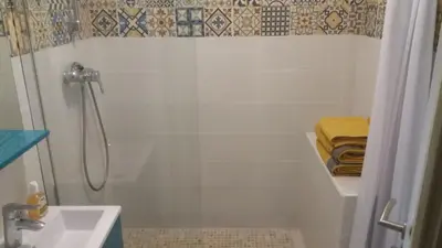 Salle de bains dans l'établissement STUDIO 3mn A PIED DE LA PLAGE AVEC TERRASSE