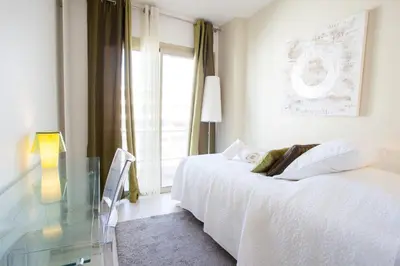 Un ou plusieurs lits dans un hébergement de l'établissement Modern two bedroom apartment with two bathrooms, just behind the CARLTON