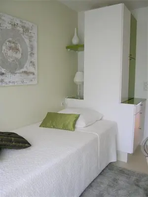 Un ou plusieurs lits dans un hébergement de l'établissement Modern two bedroom apartment with two bathrooms, just behind the CARLTON