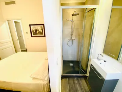 Salle de bains dans l'établissement Cozy 2 bedroom apartment in the centre of Cannes near the CROISETTE