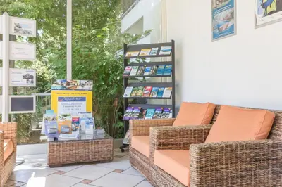 Bibliothèque dans l'hôtel