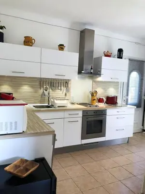 Cuisine ou kitchenette dans l'établissement Appartement moderne à Antibes avec jardin et terrasse