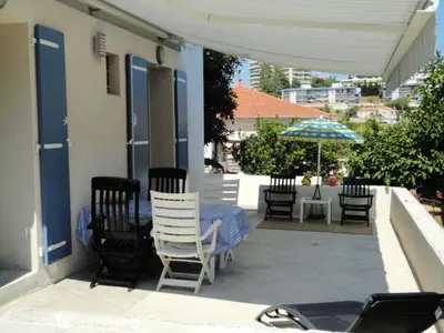 Piscine de l'établissement Appartement moderne à Antibes avec jardin et terrasse ou située à proximité