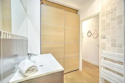 Salle de bains dans l'établissement Cannes Carré d'Or Cozy 1 BR balcony, Croisette Palais 2 mn by Olam Properties