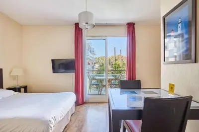 Un ou plusieurs lits dans un hébergement de l'établissement Appart'hôtel Odalys City - Antibes Olympe