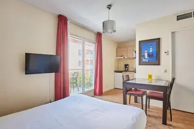 Télévision ou salle de divertissement dans l'établissement Appart'hôtel Odalys City - Antibes Olympe