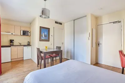 Cuisine ou kitchenette dans l'établissement Appart'hôtel Odalys City - Antibes Olympe