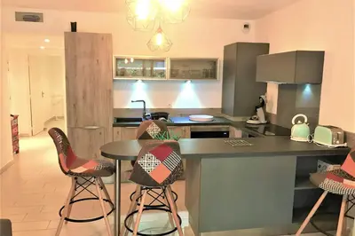 Cuisine ou kitchenette dans l'établissement Centre Juan les Pins 1 bedroom with AC, swimming pool and parking