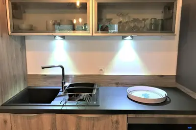 Cuisine ou kitchenette dans l'établissement Centre Juan les Pins 1 bedroom with AC, swimming pool and parking