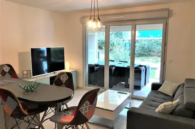 Coin salon dans l'établissement Centre Juan les Pins 1 bedroom with AC, swimming pool and parking