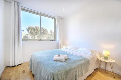 Un ou plusieurs lits dans un hébergement de l'établissement Cannes Heart of town Cozy bright warm & sunny studio by Olam Properties