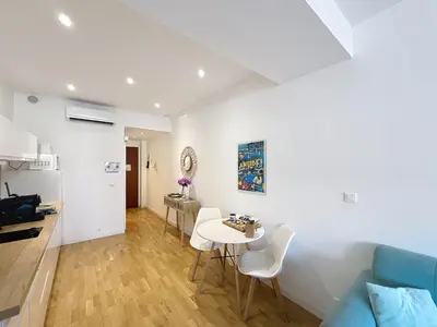 Cuisine ou kitchenette dans l'établissement Cannes Heart of town Cozy bright warm & sunny studio by Olam Properties